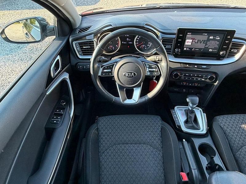 Używany Kia Ceed Play 140 KM (102 kW) 2021 Szary Hatchback