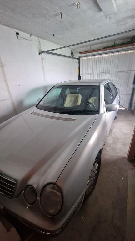 Silber Gebraucht 2000 Mercedes E200 Elegance Limousine | 5.500 € (Fairer Preis) - Bild 1/2