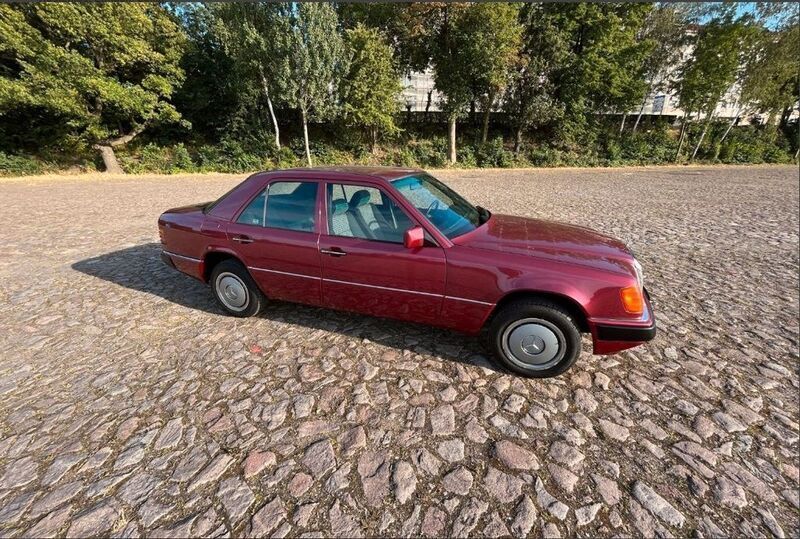 Rot Gebraucht 1993 Mercedes E200 Limousine | 13.880 € - Bild 1/4