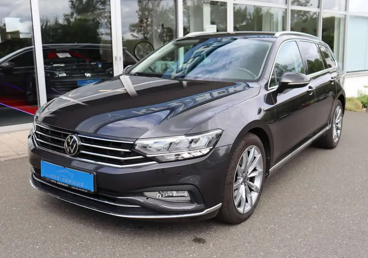 Gebraucht VW Passat Elegance 150 PS (110 kW) 2023 Mangangrau metallic Kombi