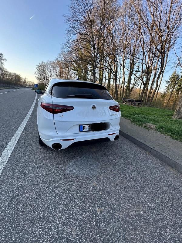 Weiß Gebraucht 2018 Alfa Romeo Stelvio SUV | 25.899 € (Etwas zu teuer) - Bild 1/4
