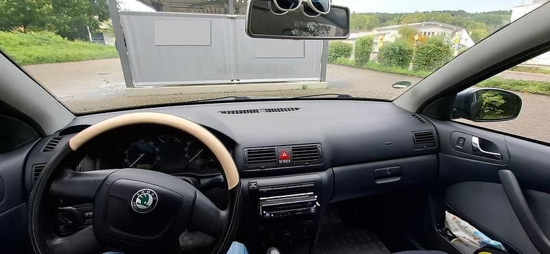 Andere farben Gebraucht 2010 Skoda Octavia Tour Limousine | 2.000 € (Fairer Preis) - Bild 1/4