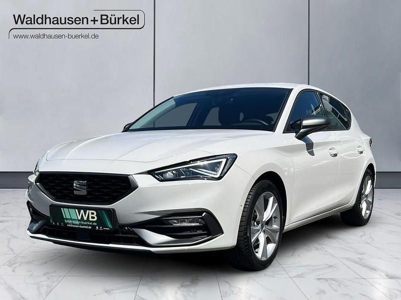 Weiß Gebraucht 2023 Seat Leon FR Limousine | 23.490 € (Fairer Preis) - Bild 1/4