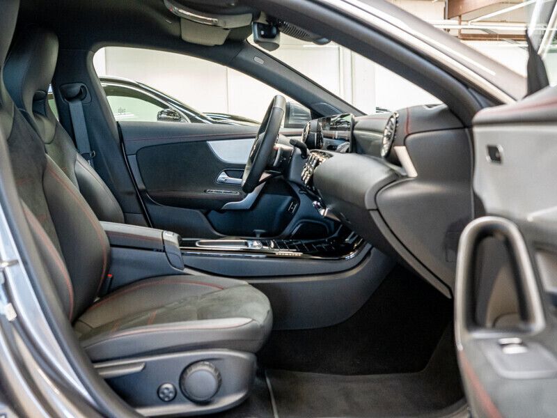 Gebraucht Mercedes CLA200 Premium 164 PS (120 kW) 2023 Grau / mountaingrau Coupé