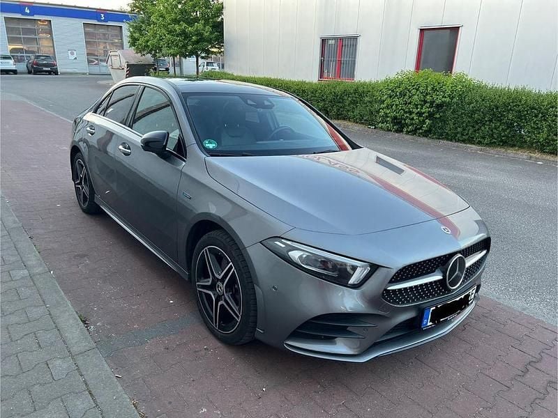 Grau Gebraucht 2020 Mercedes A250 AMG line Limousine | 22.999 € (Guter Preis) - Bild 1/4