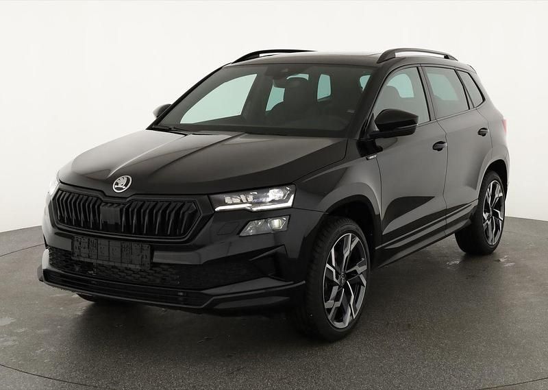 Black magic perleffekt Neu 2025 Skoda Karoq SportLine SUV | 40.495 € (Fairer Preis) - Bild 1/4