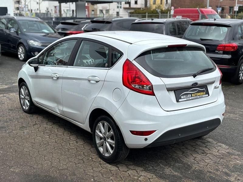 Gebraucht Ford Fiesta 82 PS (60 kW) 2009 Weiß Kleinwagen