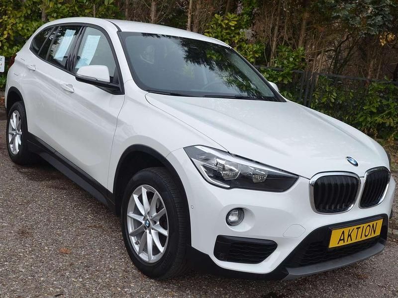 Alpinweiss iii Gebraucht 2018 BMW X1 Advantage SUV | 17.800 € (Fairer Preis) - Bild 1/4