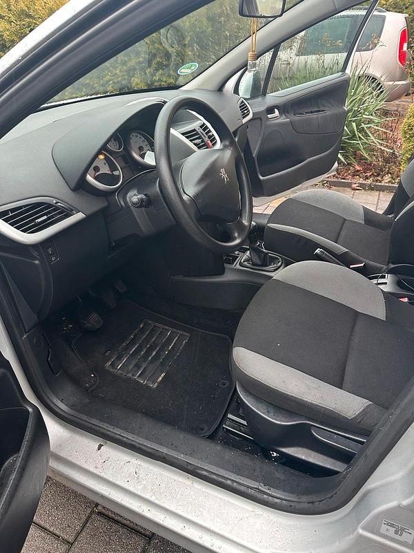 Gebraucht Peugeot 207 Filou 73 PS (53 kW) 2009 Silber Kleinwagen