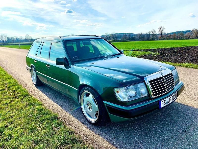 Grün Gebraucht 1993 Mercedes E220 Kombi | 8.400 € - Bild 1/4