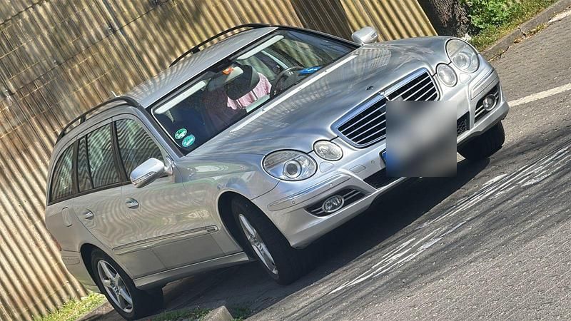 Silber Gebraucht 2006 Mercedes E320 Avantgarde Kombi | 3.900 € (Fairer Preis) - Bild 1/4