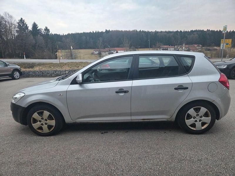 Gebraucht Kia Ceed 109 PS (80 kW) 2009 Silber Kleinwagen