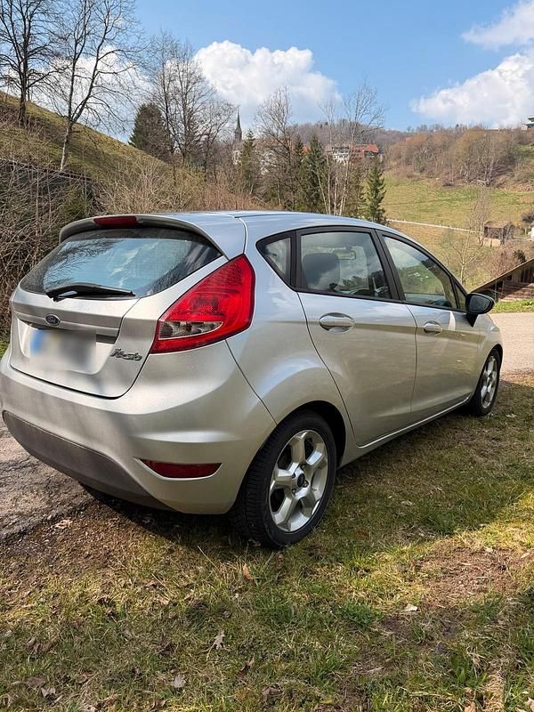 Gebraucht Ford Fiesta 81 PS (59 kW) 2009 Silber Kleinwagen