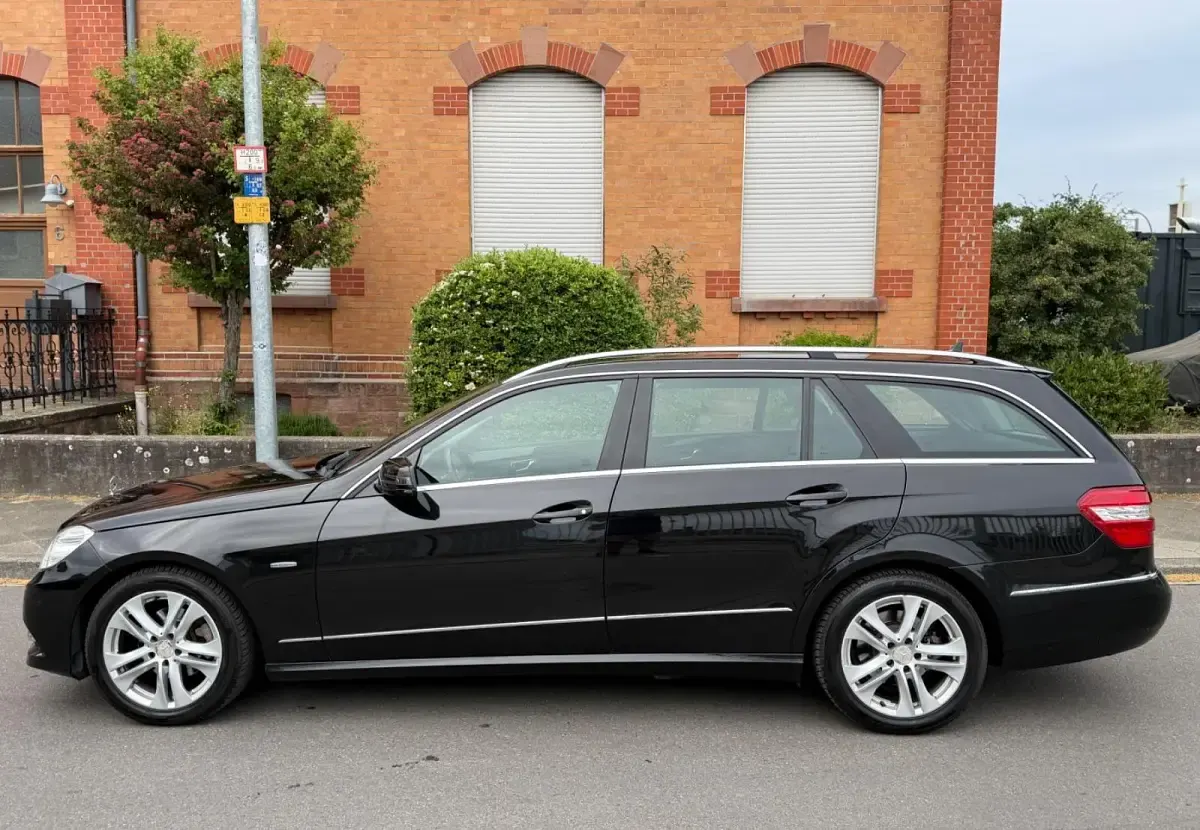 Gebraucht Mercedes E200 Avantgarde 184 PS (135 kW) 2011 Schwarz Kombi