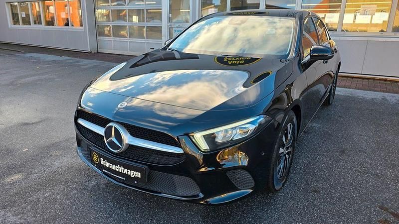 Schwarz Gebraucht 2022 Mercedes A180 Limousine | 21.490 € (Fairer Preis) - Bild 1/4