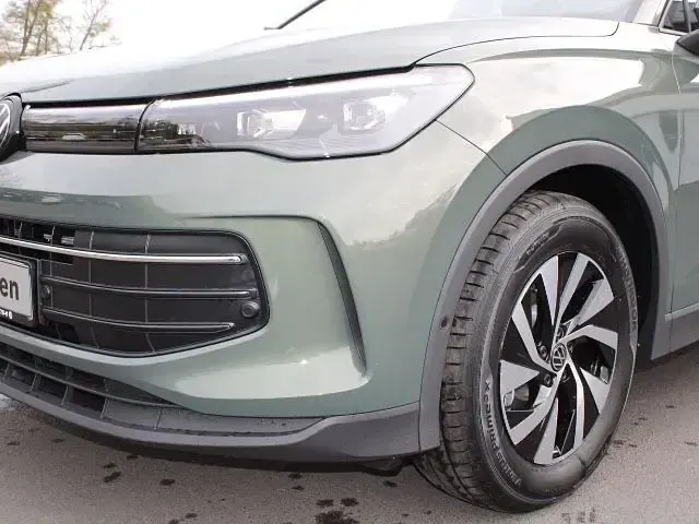 Neu VW Tiguan 150 PS (110 kW) 2026 Cipressino grün metallic SUV