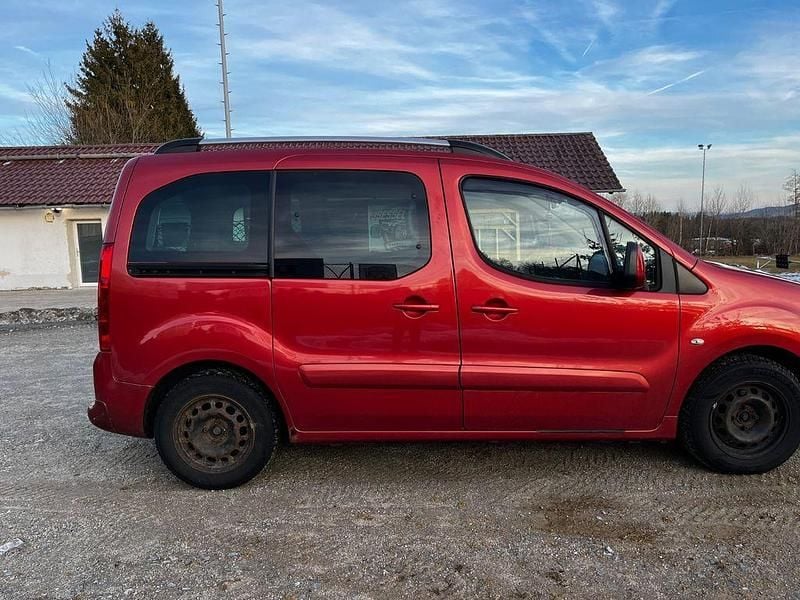 Gebraucht Peugeot Partner Tepee Family 109 PS (80 kW) 2010 Rot Van / Kleinbus