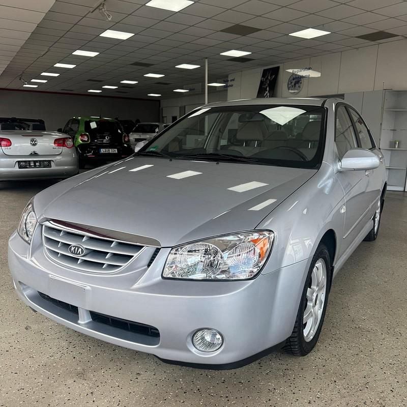 Gebraucht Kia Cerato 143 PS (105 kW) 2004 Silber Limousine
