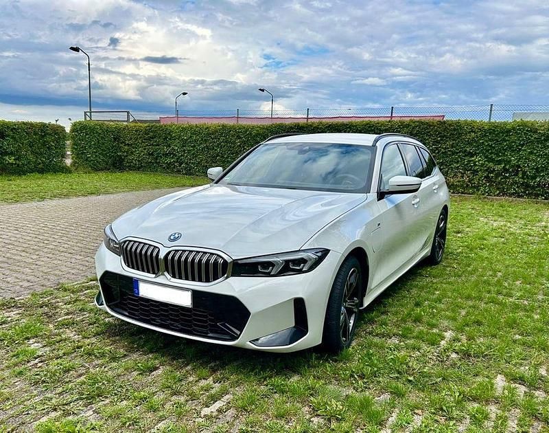 Weiß Gebraucht 2024 BMW 320e Performance Kombi | 44.000 € (Teuer) - Bild 1/4
