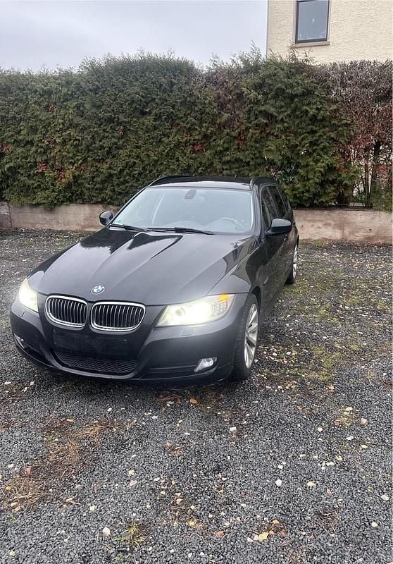 Gebraucht BMW 320 184 PS (135 kW) 2010 Schwarz Kombi