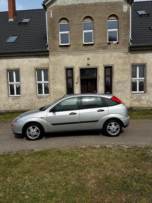 Usata Ford Focus 75 CV (55 kW) 2001 Argento Utilitaria