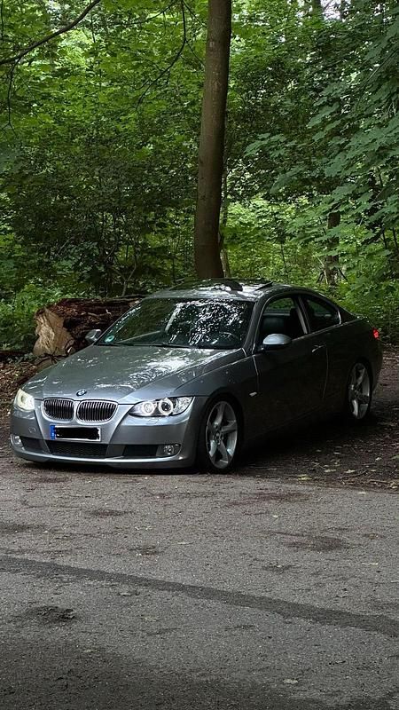 Silber Gebraucht 2009 BMW 330 Coupé | 7.880 € (Fairer Preis) - Bild 1/4