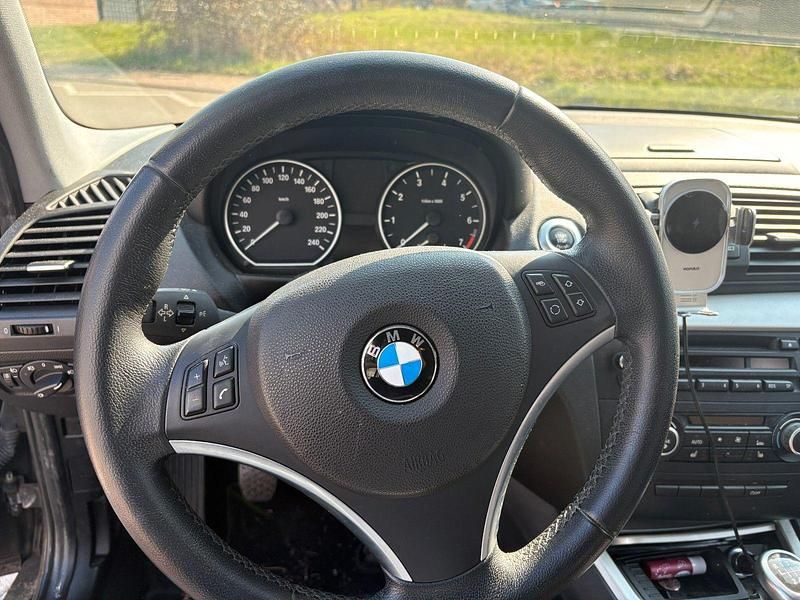 Gebraucht BMW 116 122 PS (89 kW) 2011 Schwarz Kleinwagen