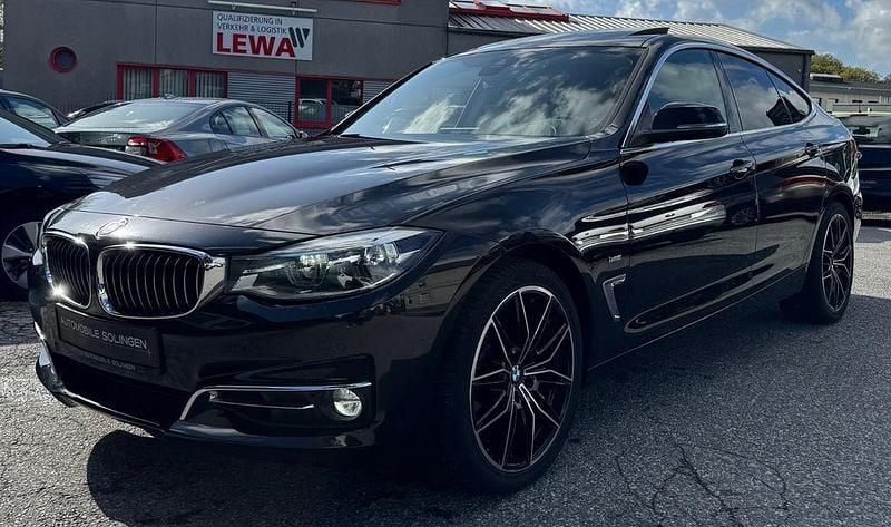 Schwarz Gebraucht 2018 BMW 330 Luxury Line Limousine | 22.490 € (Fairer Preis) - Bild 1/4