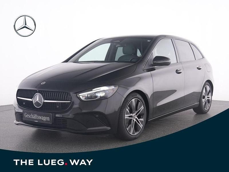 Schwarz metalliclack kosmossch Gebraucht 2025 Mercedes B180 Progressive Van / Kleinbus | 32.785 € (Fairer Preis) - Bild 1/4