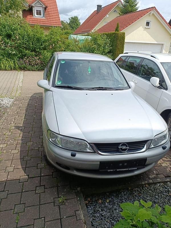Silber Gebraucht 2000 Opel Vectra Edition Limousine | 500 € (Superpreis) - Bild 1/4