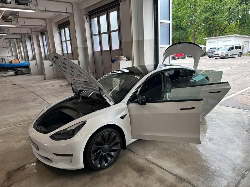 Weiß Gebraucht 2022 Tesla Model 3 Performance Limousine | 29.999 € (Guter Preis) - Bild 1/4