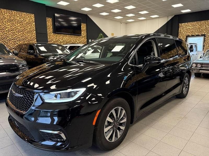 Schwarz Gebraucht 2024 Chrysler Pacifica Van / Kleinbus | 46.900 € (Fairer Preis) - Bild 1/4