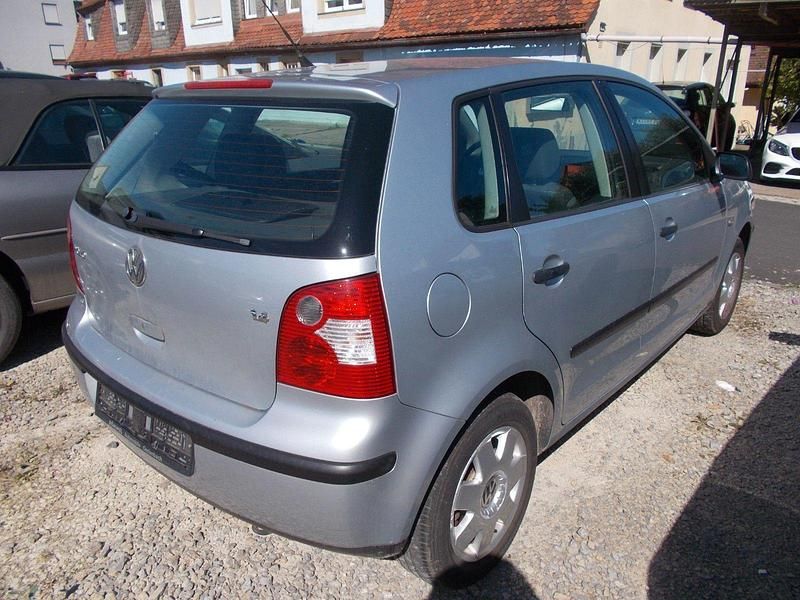 Gebraucht VW Polo Basis 75 PS (55 kW) 2003 Silber Kleinwagen