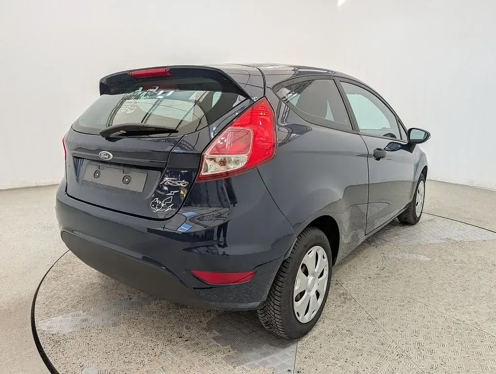 Gebraucht Ford Fiesta Ambiente 60 PS (44 kW) 2014 Blau Kleinwagen