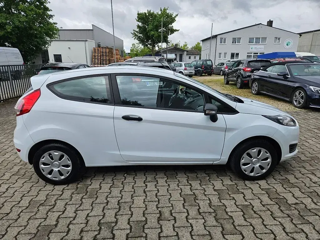 Gebraucht Ford Fiesta Ambiente 60 PS (44 kW) 2015 Weiß Kleinwagen
