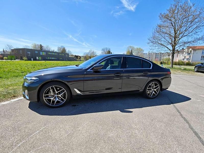 Grau Gebraucht 2022 BMW 530 Luxury Line Limousine | 42.900 € (Superpreis) - Bild 1/4