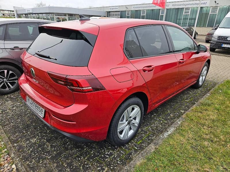 Gebraucht VW Golf VIII Life 116 PS (85 kW) 2025 Rot Limousine