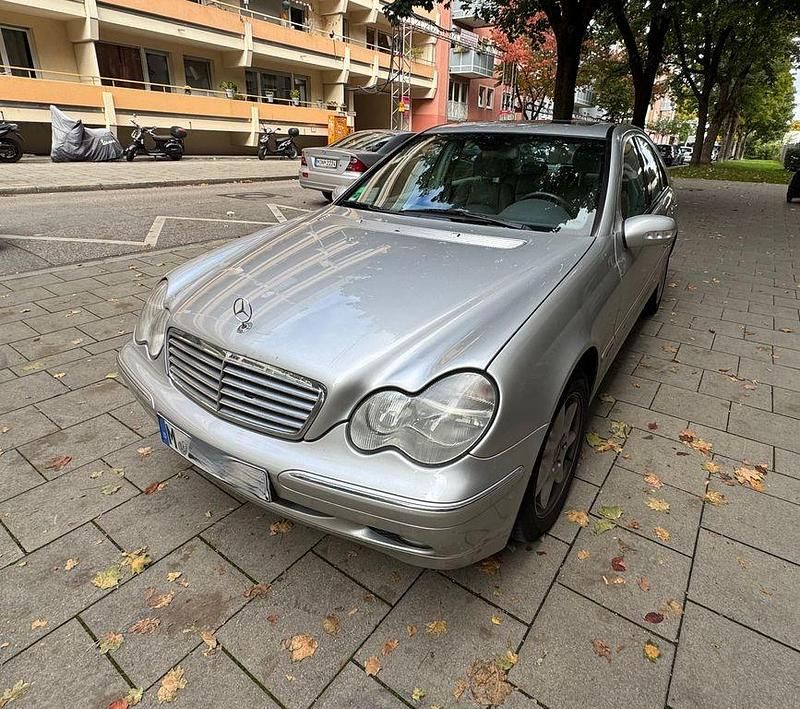 Silber Gebraucht 2001 Mercedes C220 Elegance Limousine | 2.400 € (Fairer Preis) - Bild 1/4