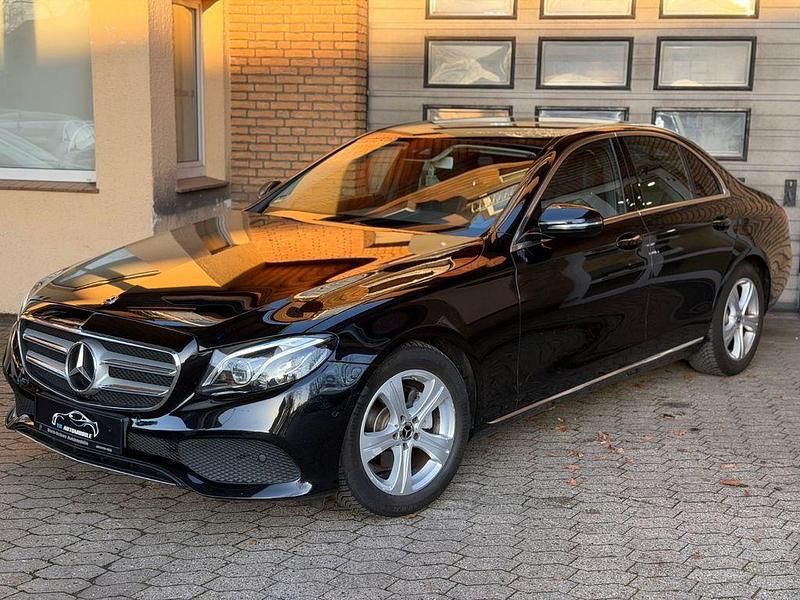 Schwarz Gebraucht 2017 Mercedes E200 Avantgarde Limousine | 18.888 € (Fairer Preis) - Bild 1/4