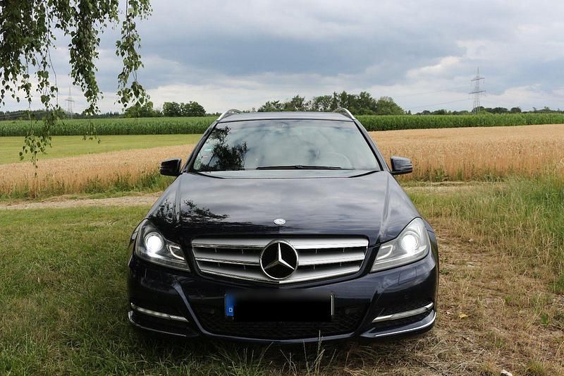 Blau Gebraucht 2011 Mercedes 220 Kombi | 5.800 € - Bild 1/4