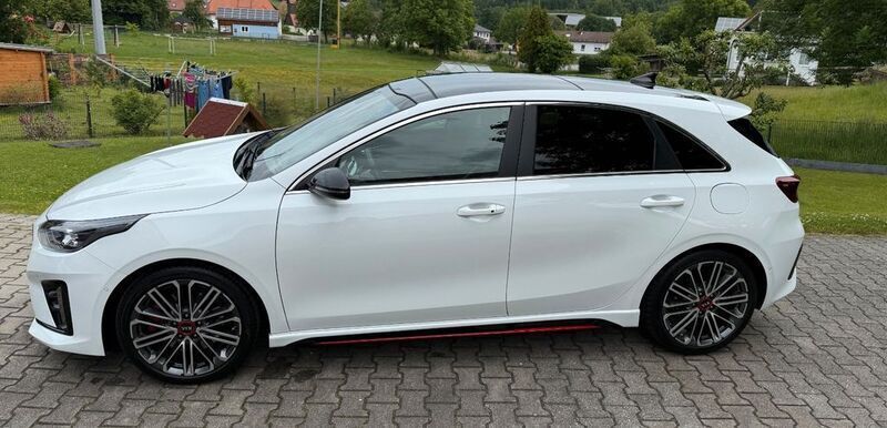 Weiß Gebraucht 2019 Kia Ceed GT Limousine | 19.400 € (Fairer Preis) - Bild 1/4