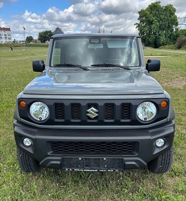 Grau Gebraucht 2023 Suzuki Jimny Comfort+ SUV | 32.300 € (Etwas zu teuer) - Bild 1/4