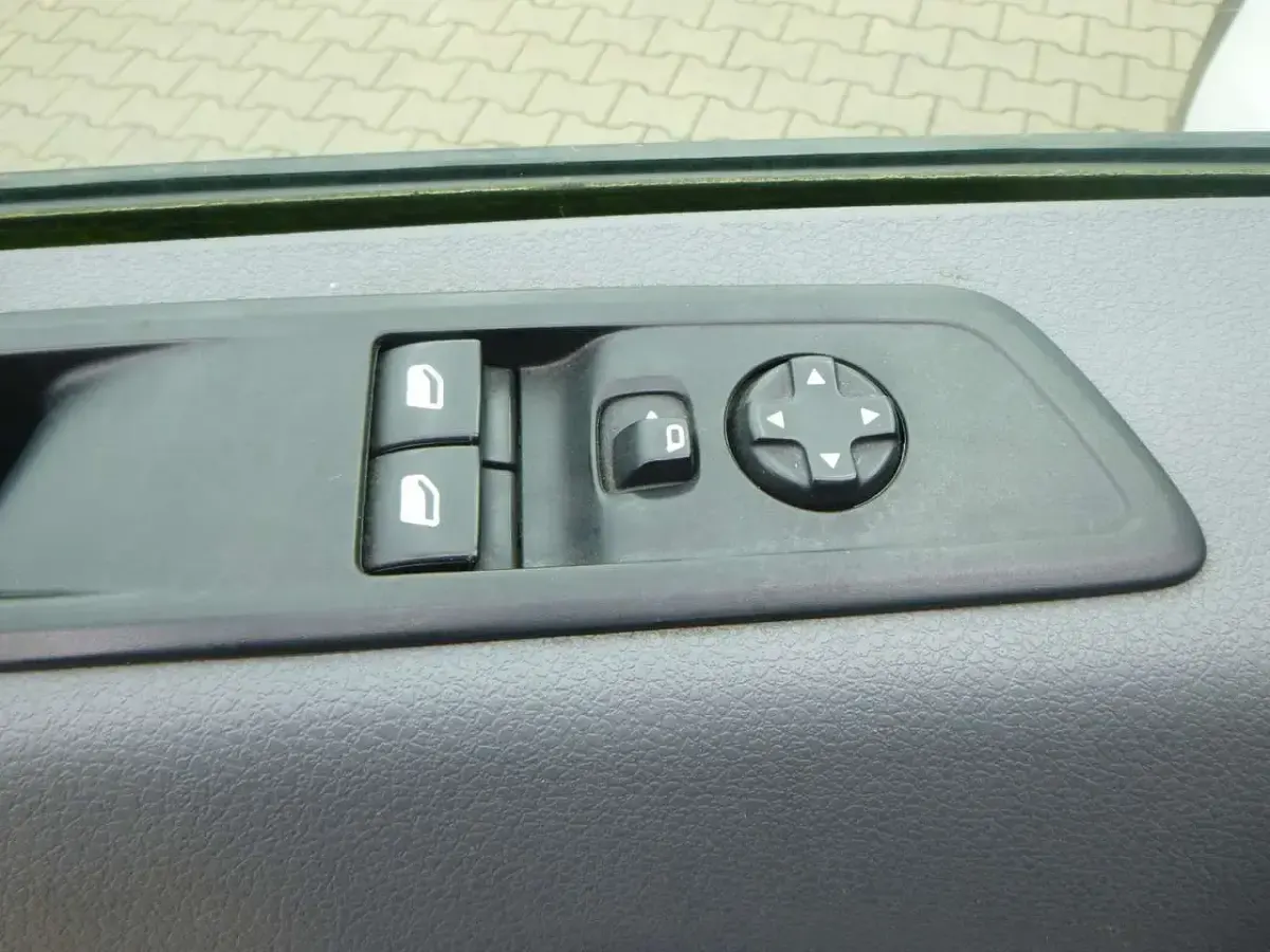 Gebraucht Opel Vivaro Edition 120 PS (88 kW) 2021 Jade weiss/arktis weiss Van / Kleinbus