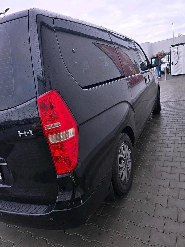 Używany Hyundai H-1 170 KM (125 kW) 2016 Czarny Minivan