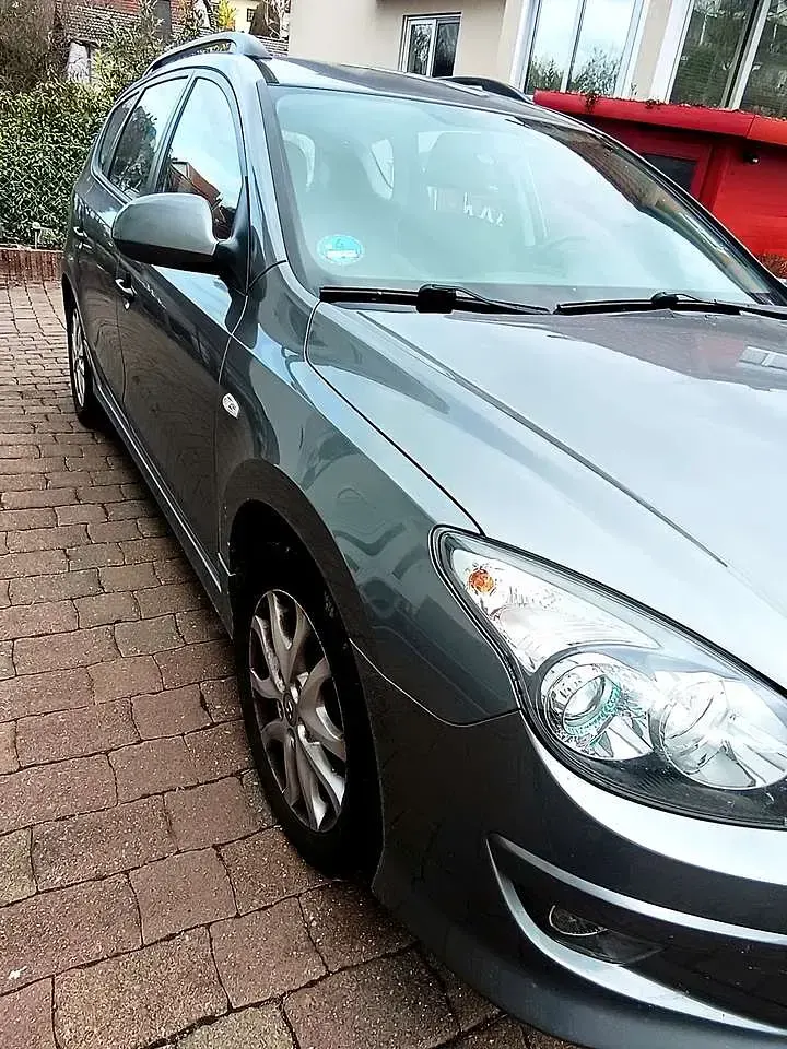 Gebraucht Hyundai i30 Classic 109 PS (80 kW) 2012 Silber Kombi