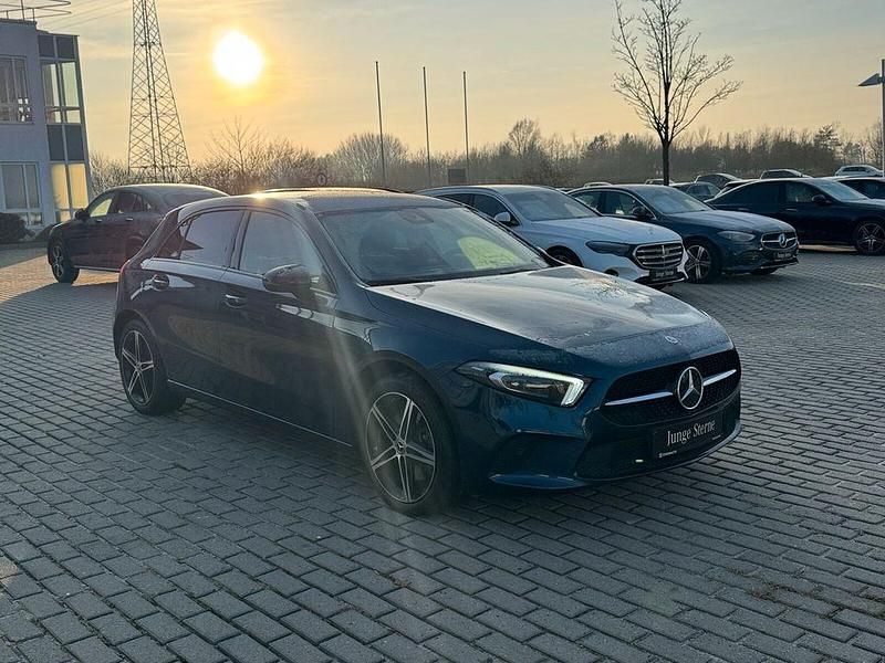 Gebraucht Mercedes A250 Progressive 218 PS (160 kW) 2021 Denimblau metallic Limousine