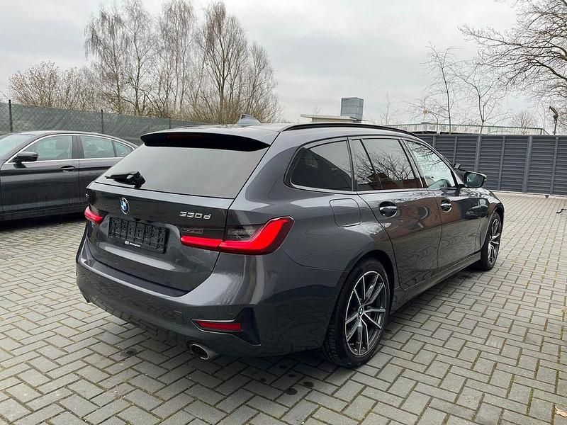 Gebraucht BMW 330 Sport Line 286 PS (210 kW) 2021 Grau Kombi