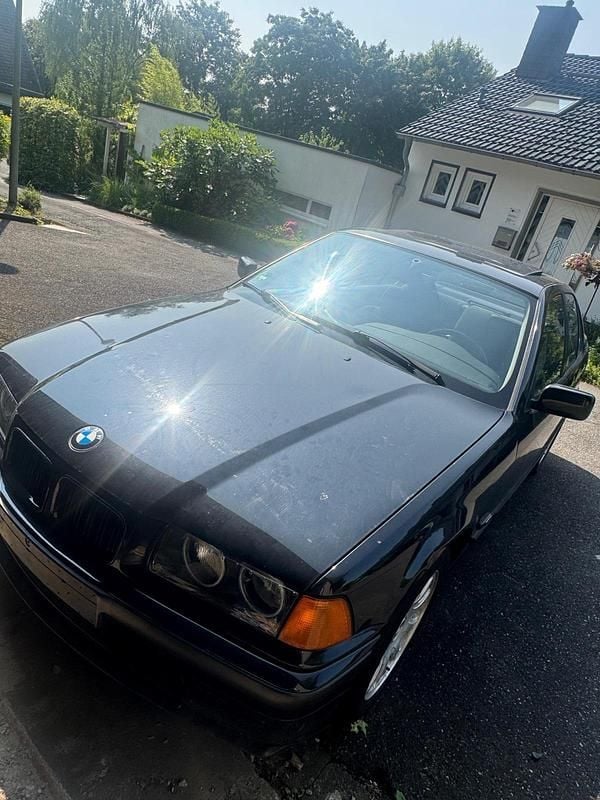 Schwarz Gebraucht 1994 BMW 320 Limousine | 3.990 € - Bild 1/4