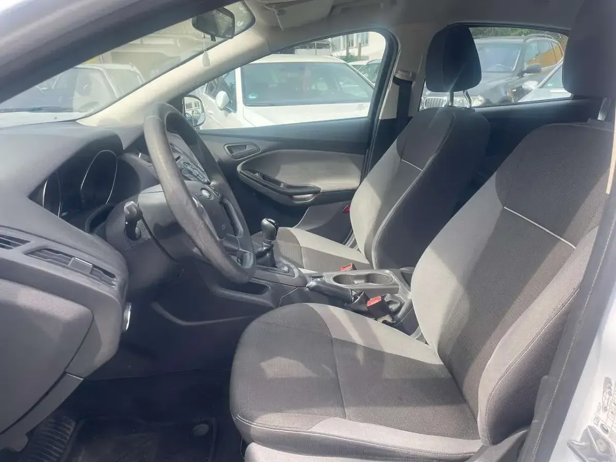 Gebraucht Ford Focus Ambiente 101 PS (74 kW) 2014 Frostweiß Kleinwagen