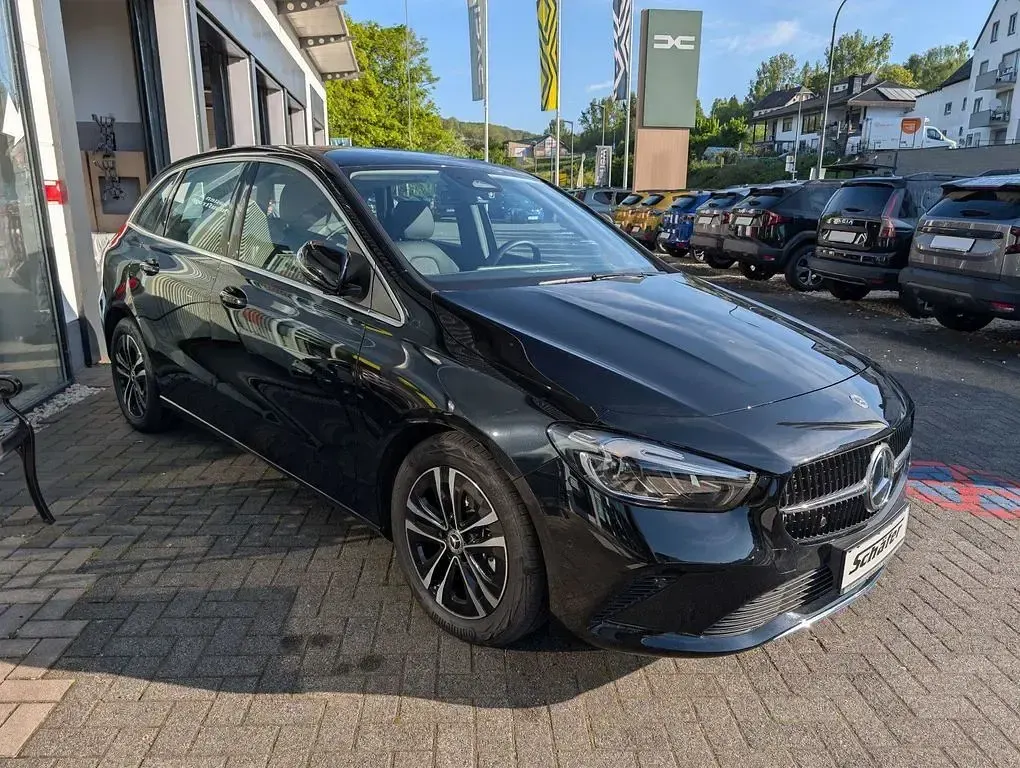 Gebraucht Mercedes B180 Progressive 150 PS (110 kW) 2023 Schwarz Van / Kleinbus
